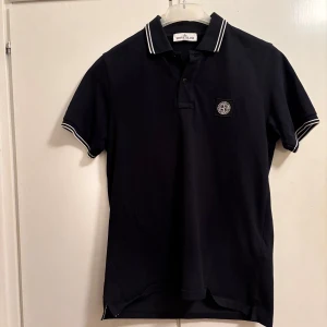 Stone Island pike/polo - Sälje en Stone Island Pile/polo som är i gott skick och har knappt använts. Har att ett bra pris om man tänker på hur mycket en ny kostar men om ni har frågor eller vill pruta så skriv.