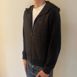 J.lindeberg cardigan - Säljer nu denna cardigan ifrån J.lindeberg då jag är sugen på något nytt. Den är sjukt snygg samt efterfrågad då denna färg är väldigt unikt, Den är även i väldigt bra skick, hör av dig vid minsta fråga eller fundering!