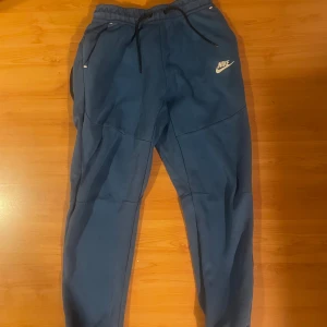 Nike tech byxor  - Två par nike tech byxor jag är 183 och dom passar perfekt kanske bara lite lite korta för mig.