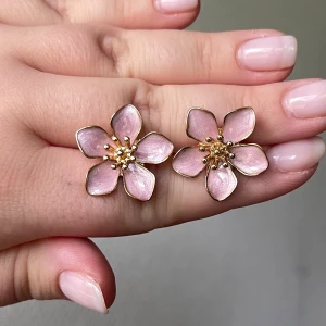 Blomsterörhängen  - Superfina ljusrosa blomsterörhängen 🌸 erbjuder 20% rabatt vid köp av två varor! 