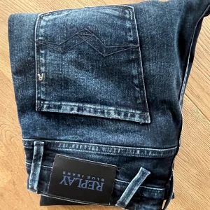 Replay Anbass jeans mörkblå stl 28/32 - Säljer dessa feta replay anbass jeans. De är i storlek 28/32 och är knappt använda. Perfekta nu till vintern. Inga defekter. Hör av er vid frågor!😁