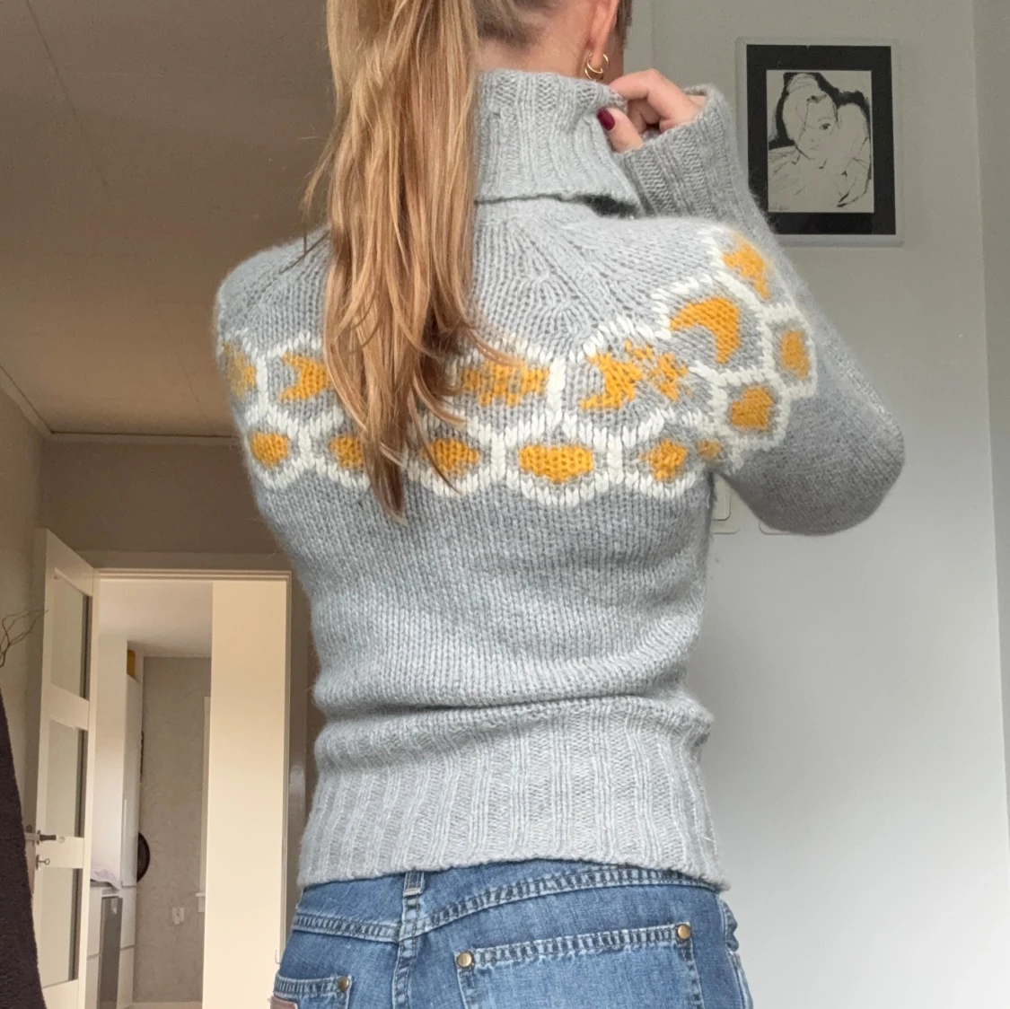 Grå polotröja med mönster och hjärta - 3