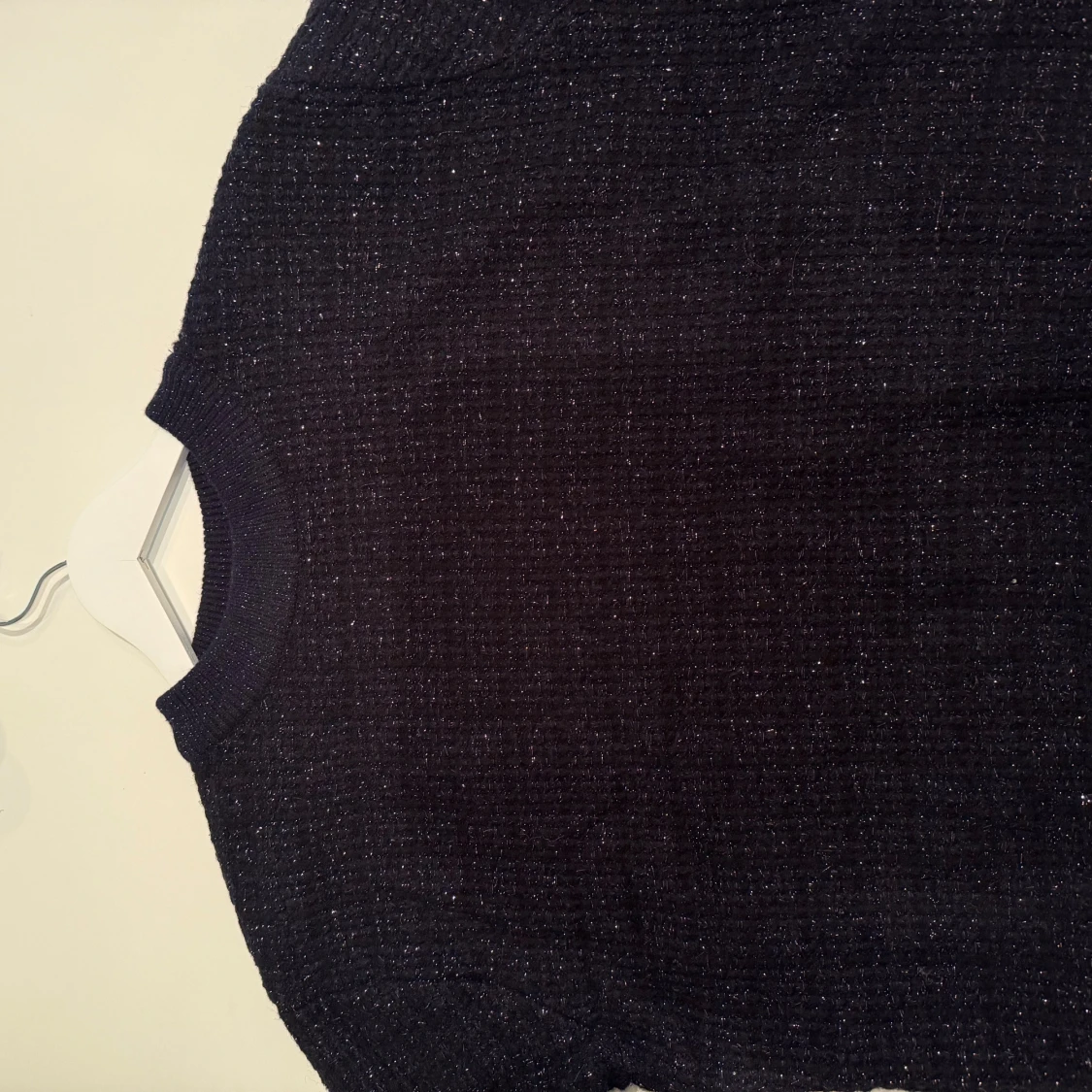 Mörkblå glittrig stickad tröja med fransar - 1