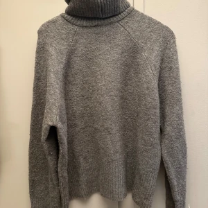 Grå stickad tröja med polokrage  - Mörkgrå stickad tröja med polokrage från Zara🤗