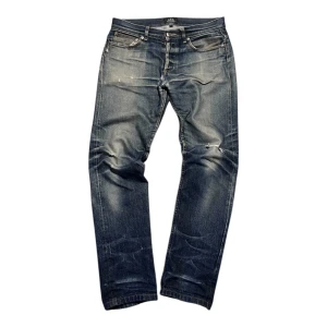A.P.C Selvedge Jeans - Asfeta selvedge jeans från Apc, ungefär 40 cm midja ungefär 100 cm ytterbenslängd. Dom har några slitningar men det är inget som påverkar använda och jag tycker det gör dom fetare. Dom har varit förstärkta i skrevet och i sitsen. Modellen är petit standard. Skicka bud eller köp nu! Kan mötas upp i Stockholm.