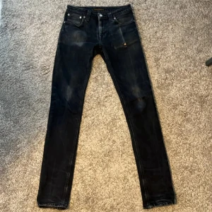 Nudie jeans - Feta nudie jeans med lite slitningar!