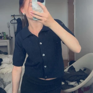 Stickad tröja  - Jätte fin mörkblå stickad tröja ifrån lager, helt ny med prislapp 