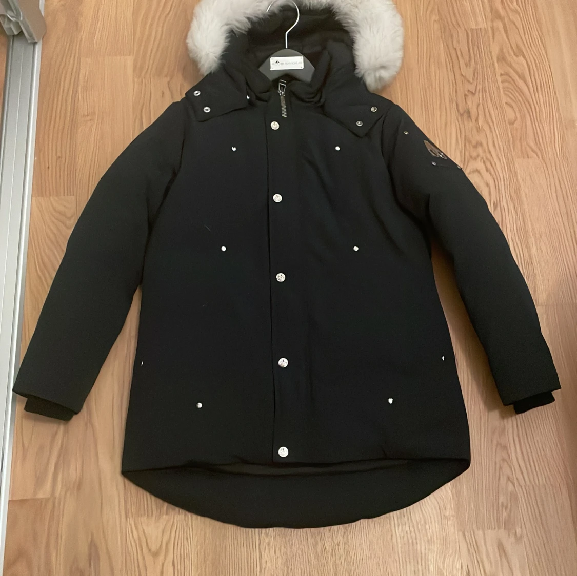 Svart dunjacka Moose Knuckles med pälskrage