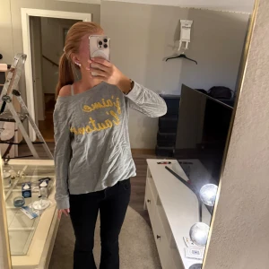 Långärmad tröja med gula paljettdetaljer - Super snygg långärmad tröja med gula paljettdetaljer 💕 Storlek S. Tröjan skulle behöva strykas !!