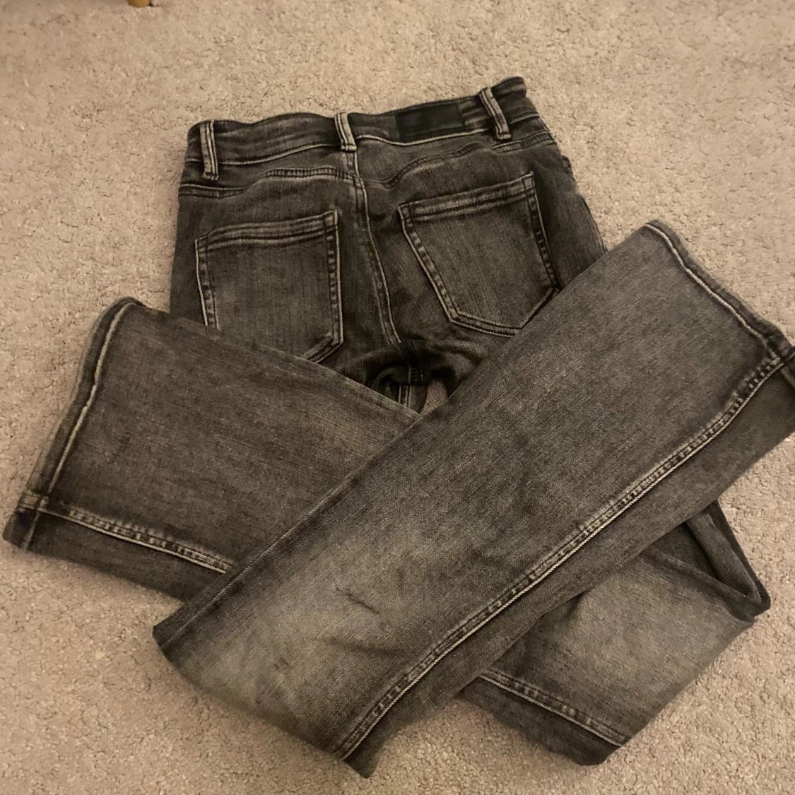 Bootcut svarta jeans med slitning - 2