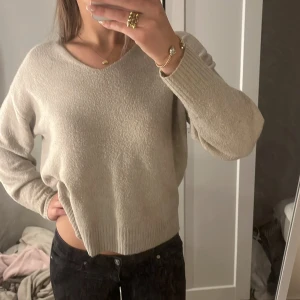 Beige stickad tröja - Så fin supermjuk beige stickad tröja. 💕💕Enkel att styla med både jeans och kjol.💕💕Strl s. 