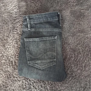 Jack and jones grå jeans slim straight fit  - Säljer ett par grå jeans med slim straight passform. Perfekta för dig som gillar en smal men inte för tight stil. W29 L30