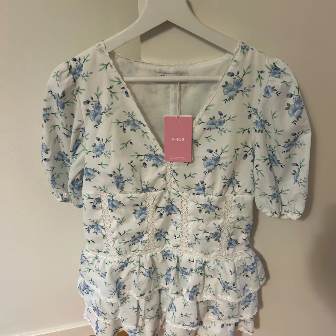 Blommig kortklänning från Design by Amor