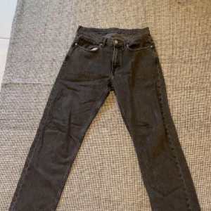 Svarta jeans från Vaillent, storlek M - Säljer ett par svarta jeans från Vaillent i storlek M. Klassisk femficksmodell med raka ben och normal passform. Jeansen är tillverkade i ett mjukt denimtyg och har knapp- och dragkedjestängning framtill.