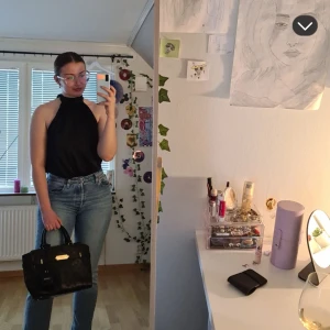 Levi's 501 ljusblå raka jeans - Säljer ett par klassiska Levi's 501 jeans i ljusblå tvätt. Jeansen har rak passform, medel hög midja och knäppning framtill. De är tillverkade i robust denim och har den ikoniska röda Levi's-taggen på bakfickan. Perfekta för en chill och tidlös look.