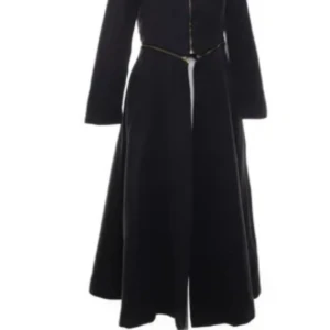 Svart lång kappa med dragkedja - Säljer en svart lång kappa med dragkedja framtill och markerad midja. Kappan har lång ärm och en stilren, klassisk siluett. Materialet känns mjukt och följsamt, perfekt för kyligare dagar. Passformen är normal och kappan har en elegant look.