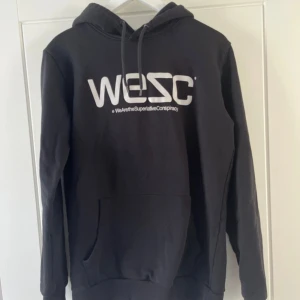 Wesc hoodie - Mycket bra skick, sällan använd, djur och rökfritt hem!