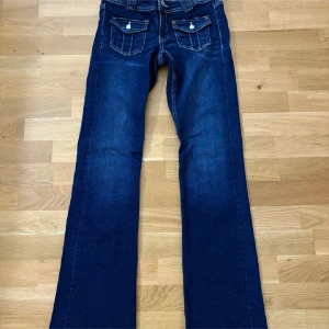 Mörkblå bootcut Gina Young jeans   - Fickor fram och bak till. Aldrig använda. Strl 164. Gina Young
