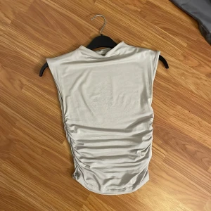 topp - Topp med scrunch från MISSAY, storlek S/XS