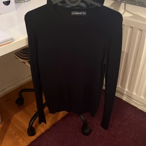 Stickad tröja med pärlor - Supersöt stickad tröja med pärlor längst ut på ärmarna! Figurnöra, jätteskön och superfin. Pris diskuterbart ❤️