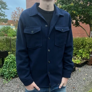 Mörkblå overshirt från Strömberg - Riktigt snygg overshirt i mycket bra kvalité, perfekt nu till hösten. 
