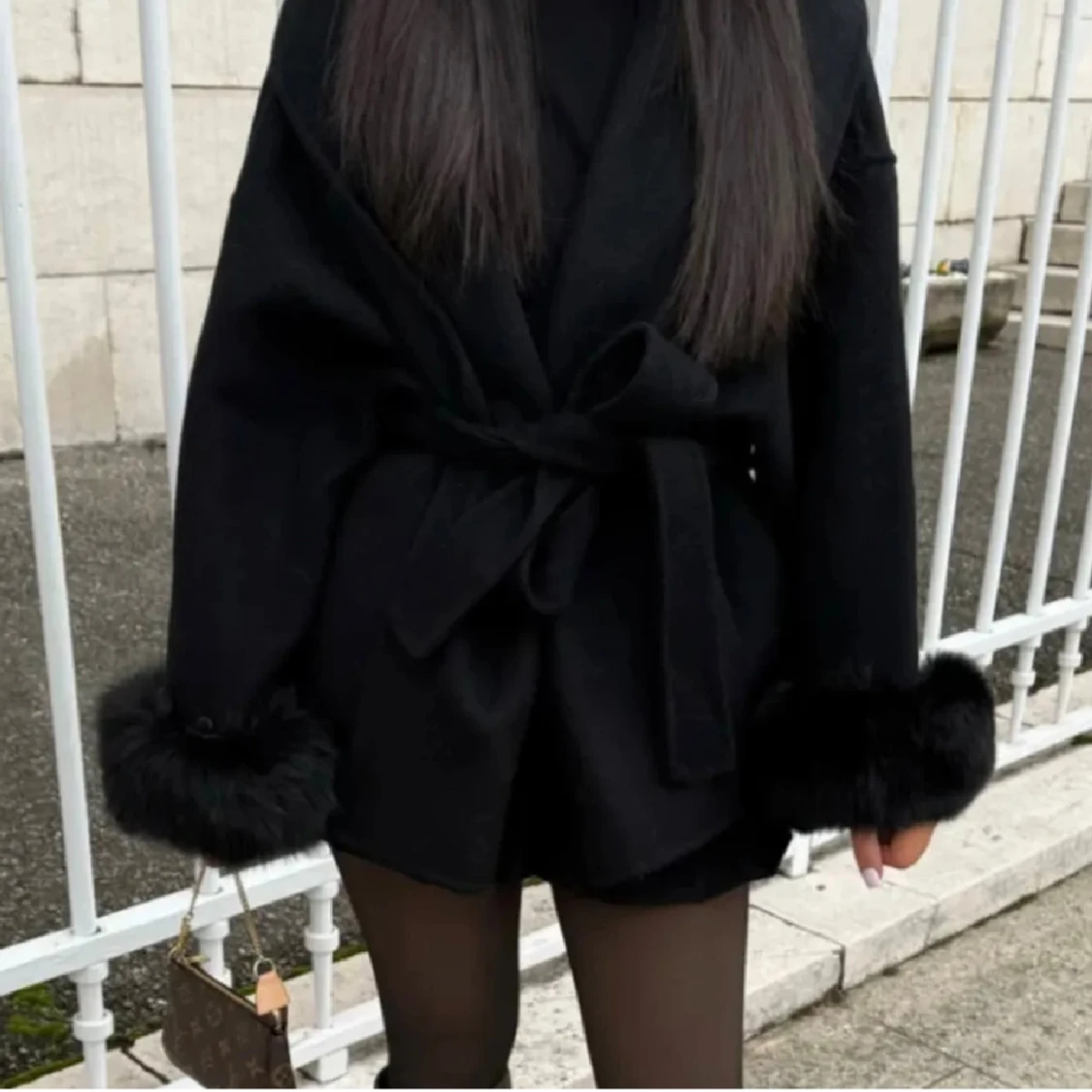 Svart kappa med päls