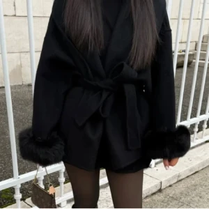 Svart kappa med päls  - Säljer min fina svarta kappa då den inte kommer till användning använd endast en gång 