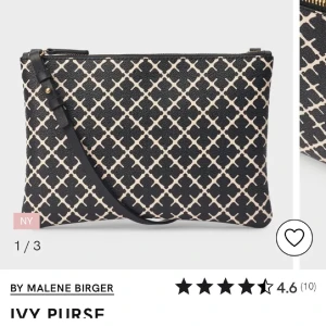 Mönstrad kuvertväska By Malene Birger - Snygg kuvertväska från By Malene Birger i svart och beige med grafiskt rutmönster. Väskan har en avtagbar handledsrem och stängs med dragkedja. Perfekt för att lyfta din outfit med en trendig touch.