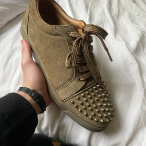 Christian Louboutin Skor - Hej säljer mina khaki färgade Christian Louboutin skor då det inte används så mycket och är sugen på nytt. De är i väldigt fint skick med inga stora defekter. Storlek 44. En påse (dustbag) följer också med. Skriv om du skulle ha några frågor. Pris kan diskuteras.