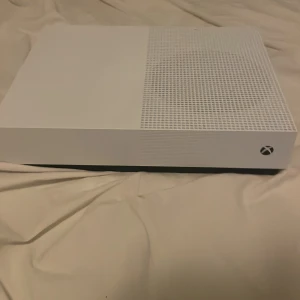 Xbox One S - Snygg Xbox One S i vit färg, perfekt för gaming och underhållning. Konsolen ser ut att vara i gott skick med endast mindre ytliga märken. Kompakt design och tyst kylning. Perfekt för dig som vill spela de senaste Xbox-spelen till ett bra pris.