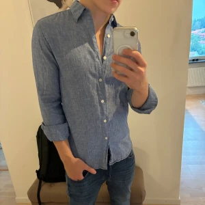Uniqlo linneskjorta - 10/10 skick, endast testad. Nypris 599 kr.