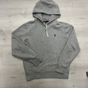 Ralph lauren hoodie  - Hej! Säljer en Ralph lauren hoodie i strl S//hoodie är i fint sick//modellen är 180cm lång och väger 65kg//hör gärna av er vid frågor!🤩