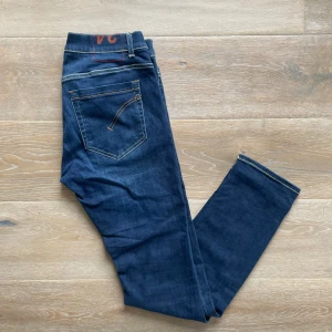 DonDup George jeans - Säljer dessa riktigt snygga mörkblåa dondup George jeans! Dem är i mycket bra skick utan några defekter, storlek W34 men sitter mer som 31/32 eftersom det är skinny fit, dem har ingen angiven längd men det är 103 cm från topp till botten, om man vill ha måtten så är det bara att höra av er!