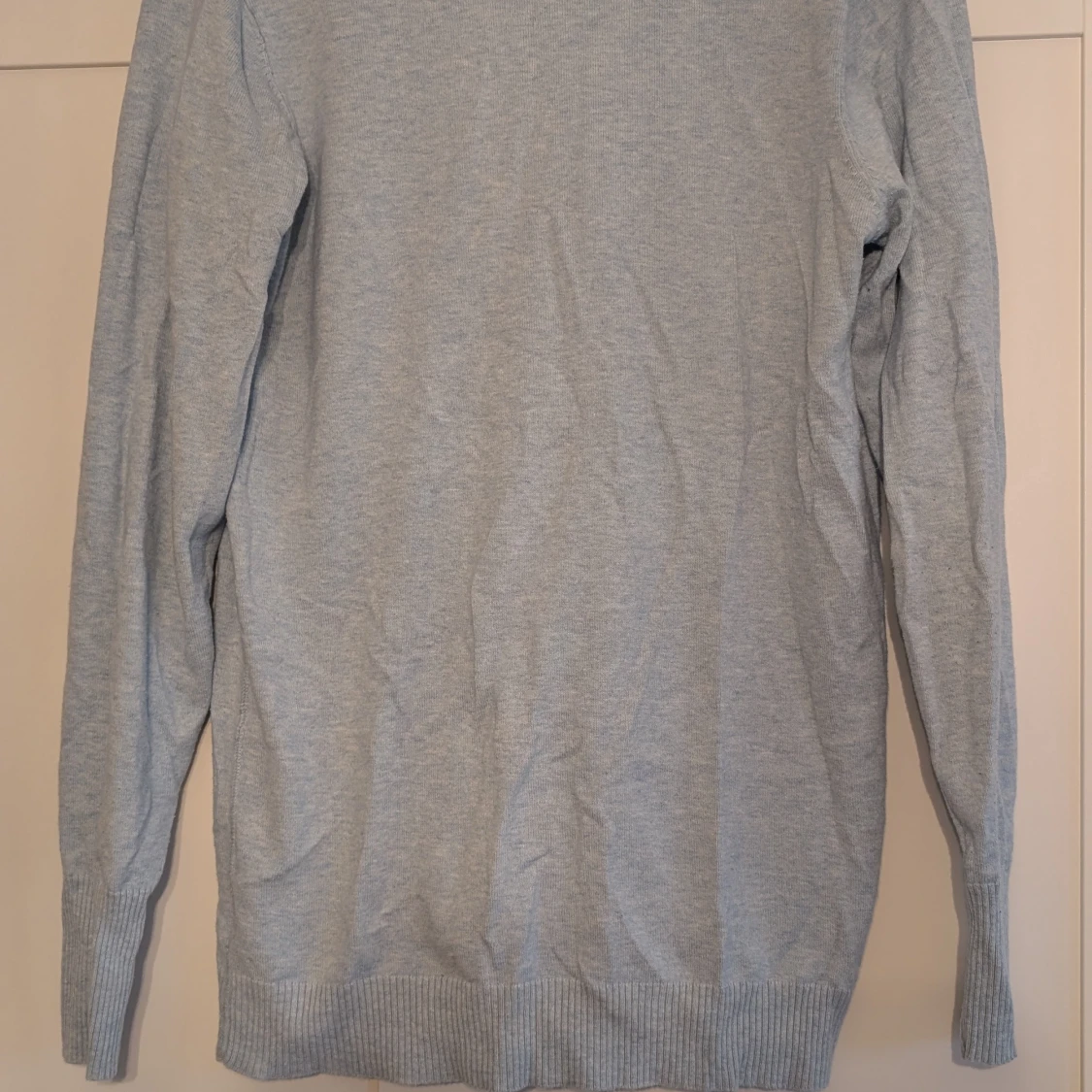 Ljusgrå kofta med knappar - 1