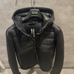 BomBoogie Jacka - Säljer denna snygga BomBoogie jacka som är perfekt för hösten men även vintern. Köpte den förra året men säljer den nu då den inte längre passar. Storlek XL men sitter som en L och är i väldigt fint skick. Nypris på jackan är cirka 3200kr! (Kontakta mig för övrig info)