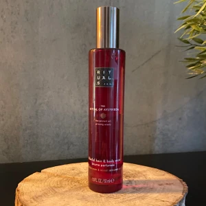 Rituals Ayurveda Hair & Body Mist - En härlig hår- och kroppsmist från Rituals, serien The Ritual of Ayurveda. Innehåller indisk ros och sötmandelolja. Observera att det är halva flaskan kvar, därav lågt pris. Kolla gärna in övriga annonser för samfrakt. 