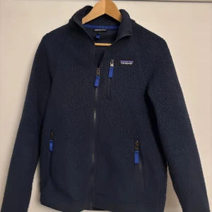 Patagonia fleece  - Blå patagonia fleece i storlek S. mycket fint skick utan defekter. Skriv vid frågor.