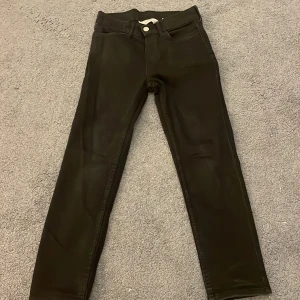Svarta slim fit byxor från H&M - Svarta slim fit byxor från H&M i storlek 140. Klassisk femficksmodell med smal passform och normal midja. Byxorna har dragkedja och knapp framtill och är tillverkade i ett mjukt bomullsmaterial med lite stretch för extra komfort.