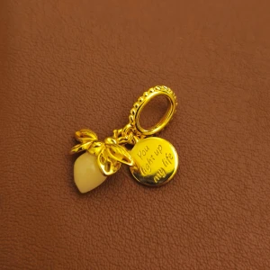 Pandora guldberlock  - Superfin Pandora berlock i guldplätering med en söt bi och en ljusgul droppformad sten. Ena brickan har texten 'You light up my life' ingraverad och den andra har Pandora-loggan. Perfekt detalj till ditt armband för en unik look.