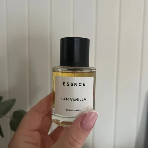ESSNCE I Am Vanilla  - Säljer denna i am vanilla parfym ifrån essnce då den inte kommer till användning. Endast använd max 3 gånger, så nästan helt full flaska
