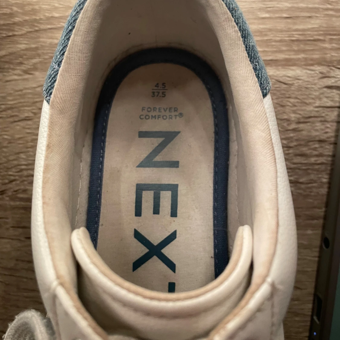 Vita sneakers med blå stjärna från Next - 2