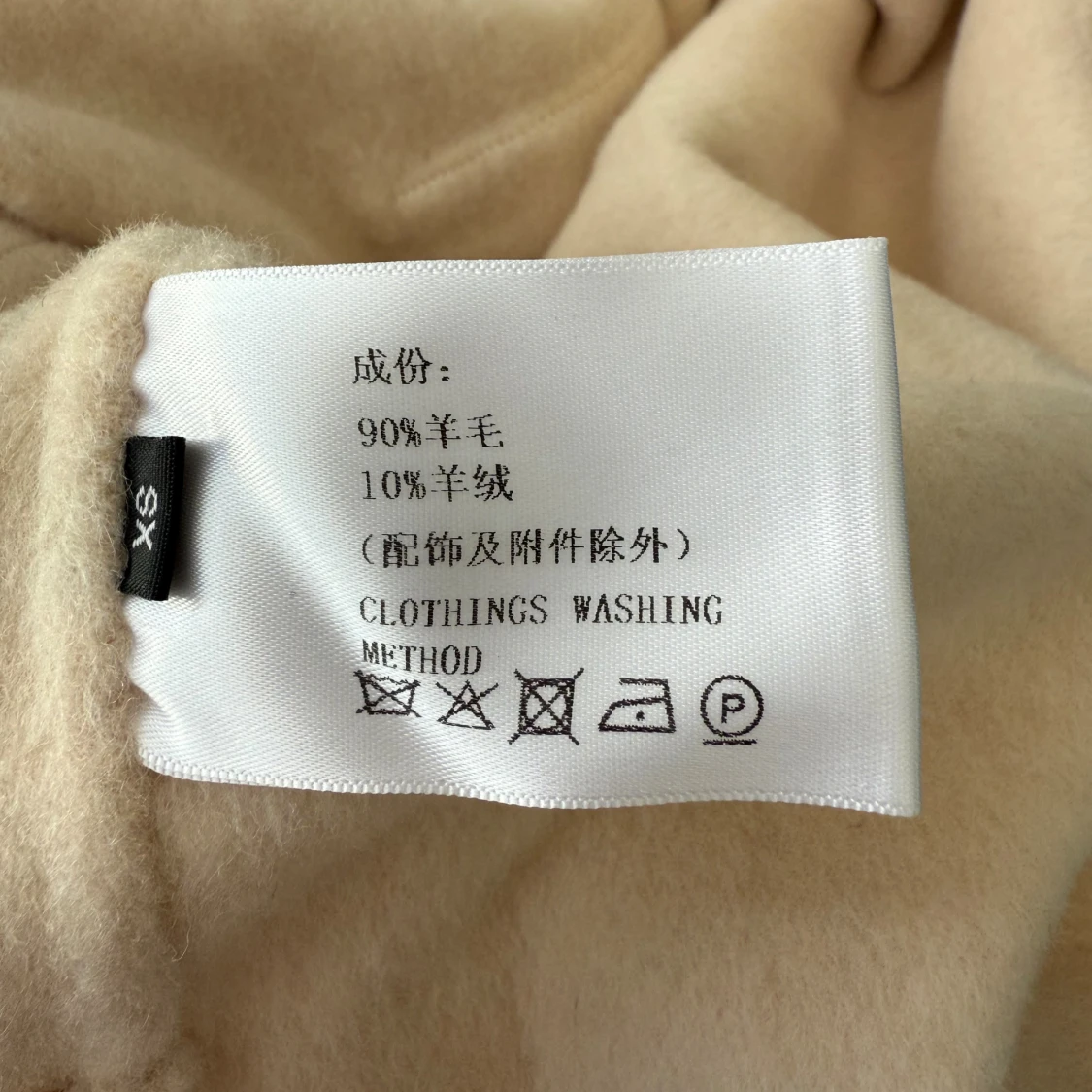 Kappa med fuskpälsdetaljer - 1