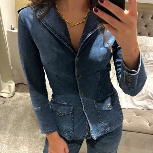 Jeansjacka/ kavaj  - Blå figursydd jeansjacka med coola knappar och jätte snygg form. Vintage moschino. Passar till alla tillfällen❤️ Är i S/ M men är även  relativt stretchig.