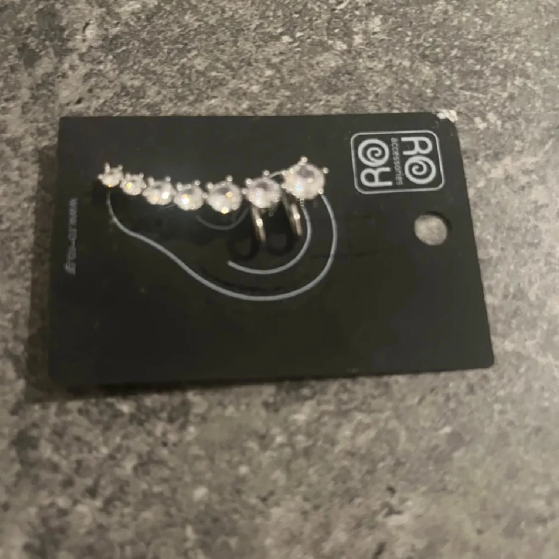 Silver ear cuff med stenar från RO Accessories - 1