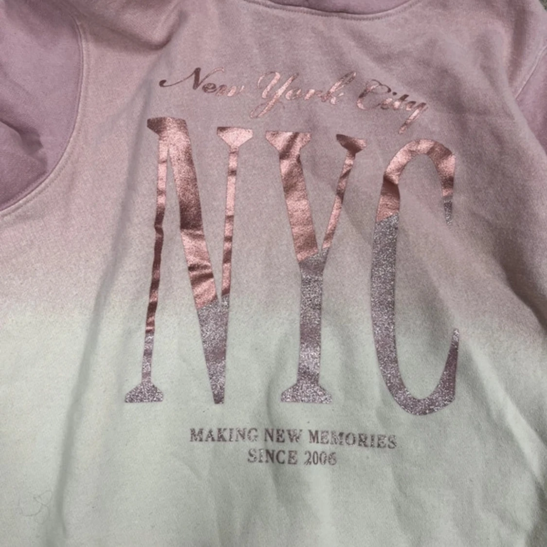 Rosa och vit hoodie med NYC-tryck från H&M - 1