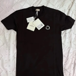 Moncler t shirt - Mycket bra skick, allt på bilderna kommer med. Unik och bra material
