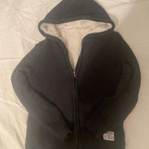 Fodrad stickad cardigan - Tvärskön cardigan fodrad med fleece, perfekt nu för kallare väder. Funkar att ha under jacka eller som jacka. Storlek 170/XS, sitter typ slim fit. Väldigt svår att få tag på och liknande går upp mot 2000kr. Kom med frågor om ni är intresserade och priset är självklart förhandlingsbart! 🌟🌟