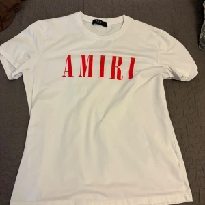 Amiri T-Shirt - Storlek: M Har haft den i ungefär 2 månader, knappt använt den eftersom den inte passar mig. Startpris: 200kr, kan gärna gå ner till 170kr! Kontakta vid intresse av att köpa tröjan