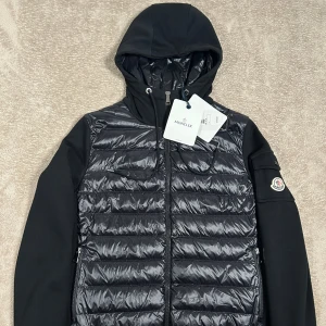 Moncler cardigan - Nästintill splitterny cardigan från Moncler, perfekt för hösten. 10/10 skick, lappen kvar. St L passar M