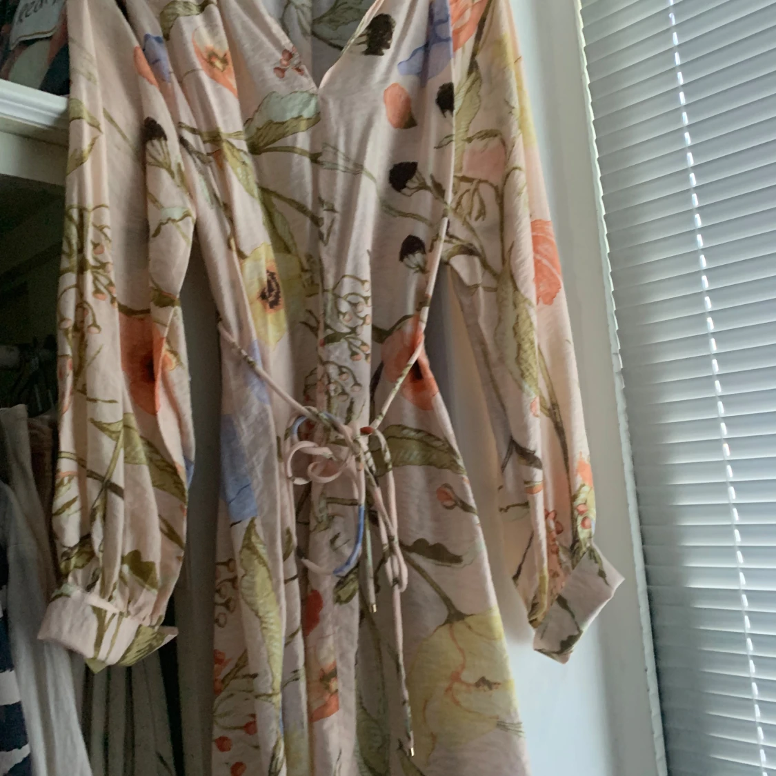 Blommig långärmad klänning med knyt - 1